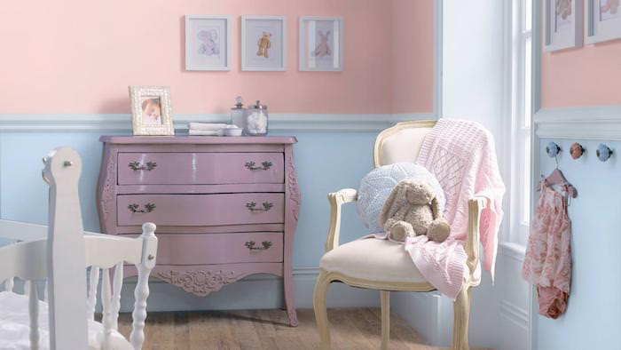 barnrum med pastellväggar, blå och rosa färg för sovrum, vintage garderob målad i ljuslila