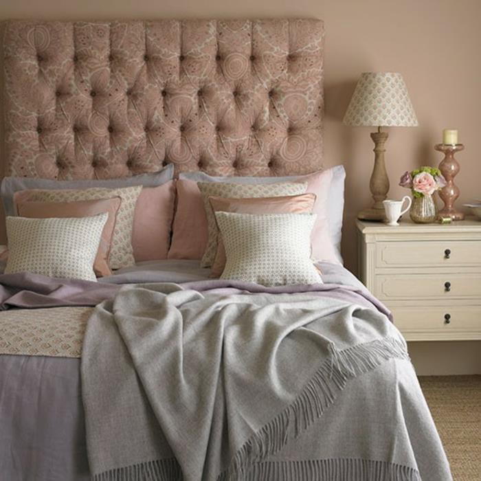 مسحوق الطلاء الوردي ، مصباح السرير الأبيض وطاولة السرير ، وسائد مسحوق الوردي والأبيض