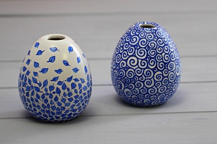 malé biele keramické vázy s púčikmi zdobené modrými vzormi v porcelánovej farbe