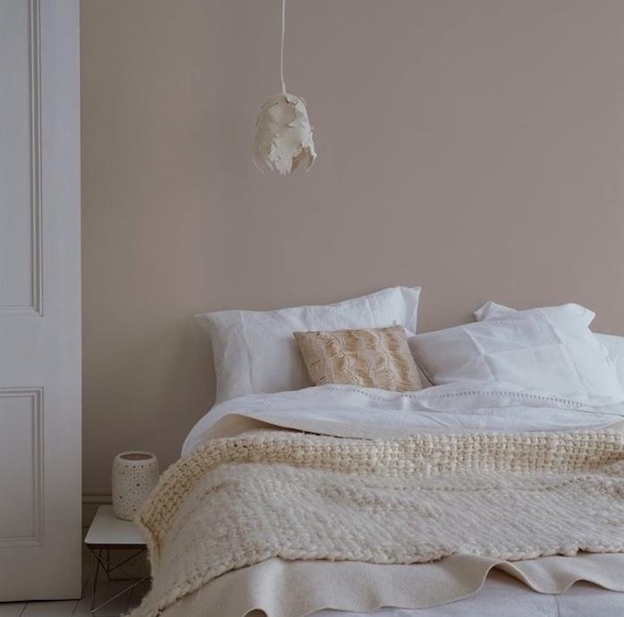 ديكور غرفة نوم رمادي داكن على الجدران ، بياضات سرير بيضاء وبيج ، ضوء قلادة أبيض أصلي