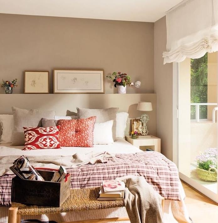 غرفة نوم باللون الأبيض والرمادي والأحمر وأغطية سرير وبطانية باللونين الأبيض والبورجوندي ونهاية السرير ذاتية الصنع وباقات الزهور