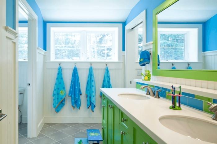 vit badrumslayout med gröna och blå accenter, barns badrumsdekoration med gröna möbler