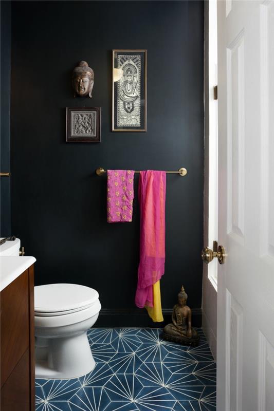 malý priestorový usporiadanie WC, modrá podlaha, soška Budhu, ružový uterák, bielo natreté dvere