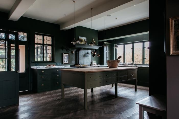 أفكار لطلاء المطبخ باللون الأخضر الداكن مع سطح عمل أبيض وديكور مطبخ بجدران داكنة مع سقف أبيض
