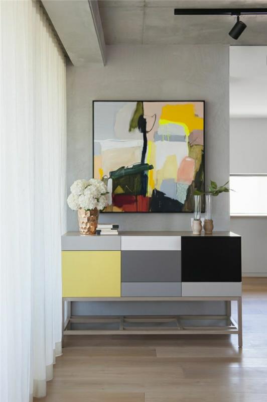 färgglada-väggmålningar-möbler-färgade-gul-grå-svarta-blommor