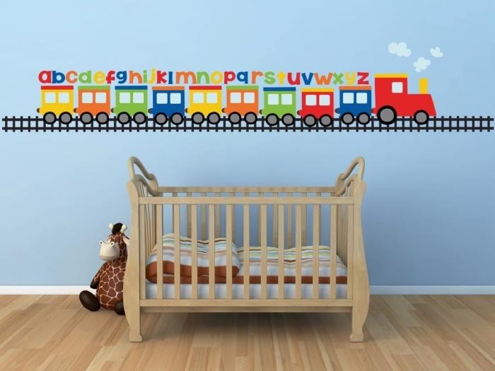 nápad na dekoráciu steny v novorodeneckej izbe s modrými stenami s viacfarebným výkresom dizajnu vlaku