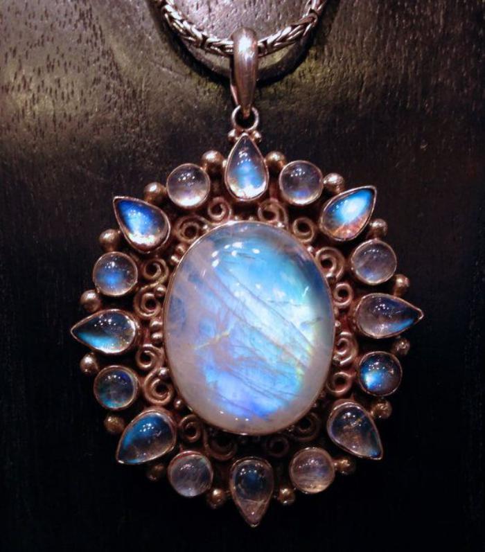mesačný kameň-prívesok-mesiac-kamenný náhrdelník