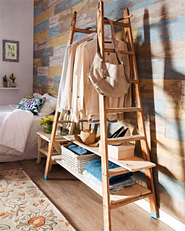 قم بتحويل سلم خشبي مزدوج لعمل غرفة تبديل ملابس في غرفة نوم