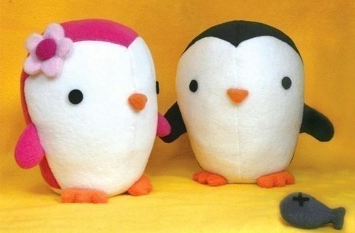 pingvin-i-vit-och-svart-och-man-pingvin-och-rosa-och-vit-kvinnlig-pingvin-idé-softie-hemlagade-uppstoppade djur