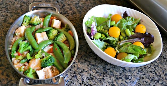 Esempio dieta equilibrata, ciotola con insalata verde mista e pollo con fagioli verdi