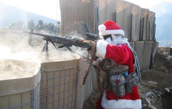 Santa-Claus-vojenský-kostým-zbraň-vojna-santa-claus