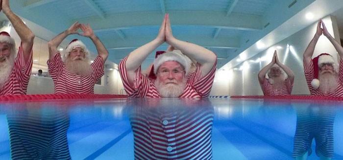 Mikulášsky-vianočný-bazén-pyžamo-prúžky-červeno-biely-vtipný-kostým
