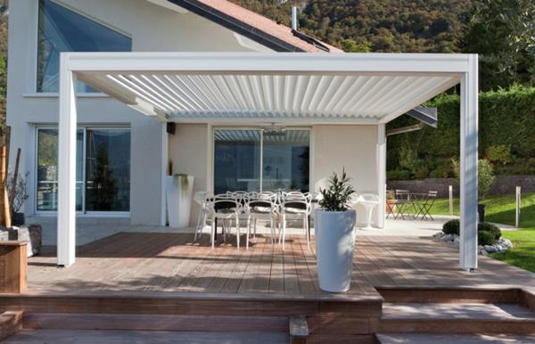 vit-bioklimatisk-pergola-angränsande-till-väggen