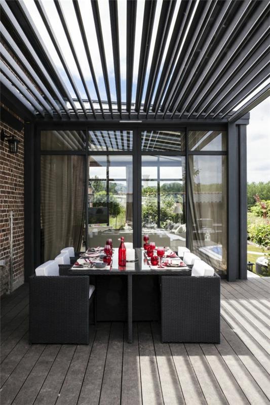 aluminium-bioklimatisk-pergola-fäst-på-väggen