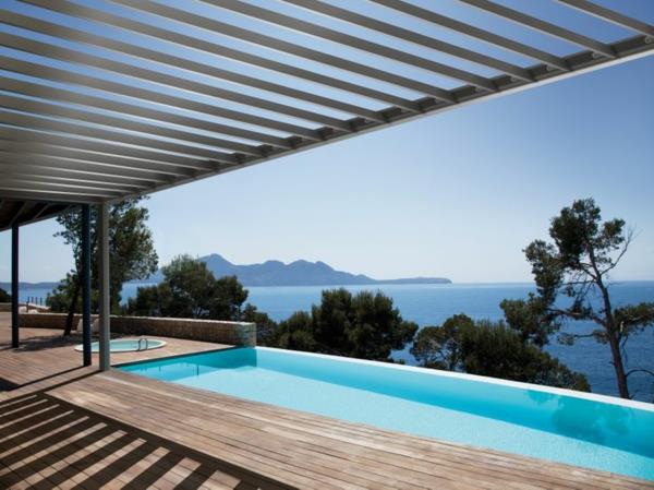 bioklimatisk-pergola-och-en-rektangulär-pool