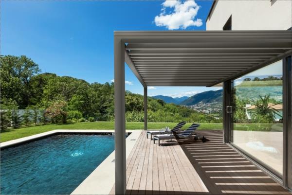 bioklimat-snygg-pergola-nära-en-rektangulär pool