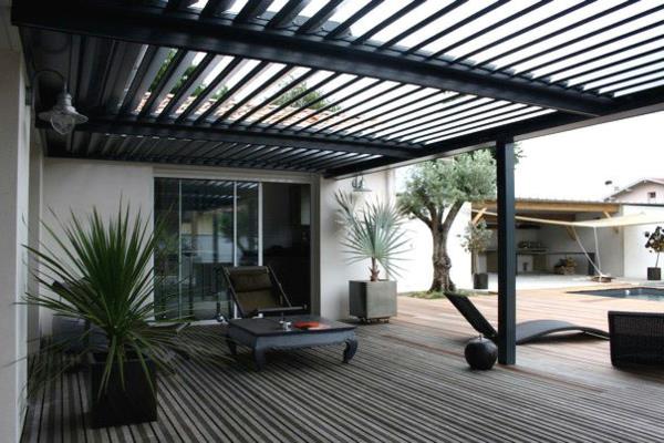 bioklimatisk-pergola-berså-med-justerbara-lameller-och-stor-terrass
