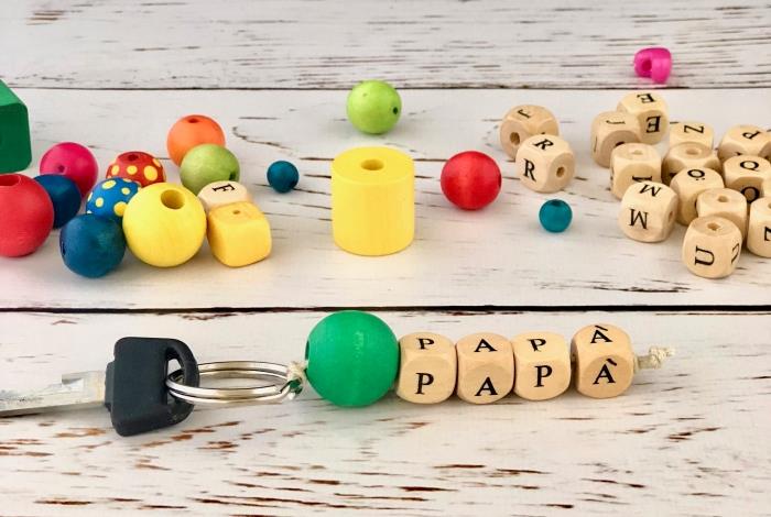 exempel på en original farsdagspresent att göra själv, DIY -nyckelring med alfabetiska träpärlor med pappasmeddelande