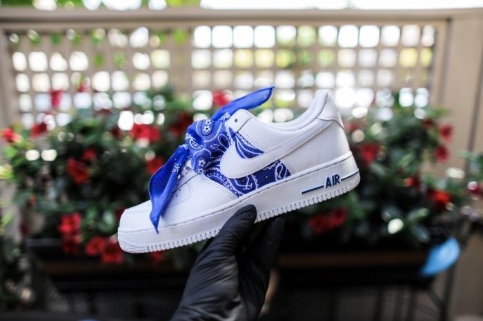 anpassa air force 1 med blå band vita mönster måla läder bandana effekt