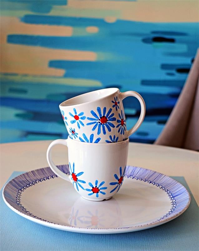 prispôsobte si porcelánový hrnček keramickou maľbou, bielymi šálkami kávy ozdobenými modrými kvetmi vyrobenými z porcelánového filcu