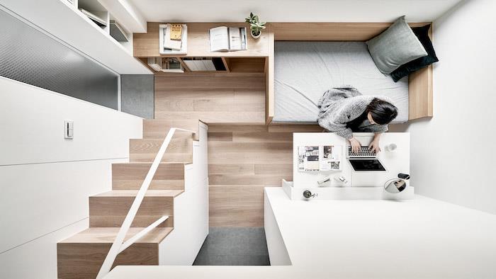 modern inredningsarkitektur i trä med liten hopfällbar skrivbordssäng, loftsäng och lågt träskåp, platsbesparande japansk arkitektur