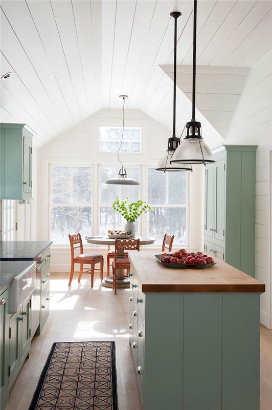 Dobre vybavená šikmá kuchyňa, kombinujte farby v bielej a svetlo zelenej kuchyni, farebná asociácia