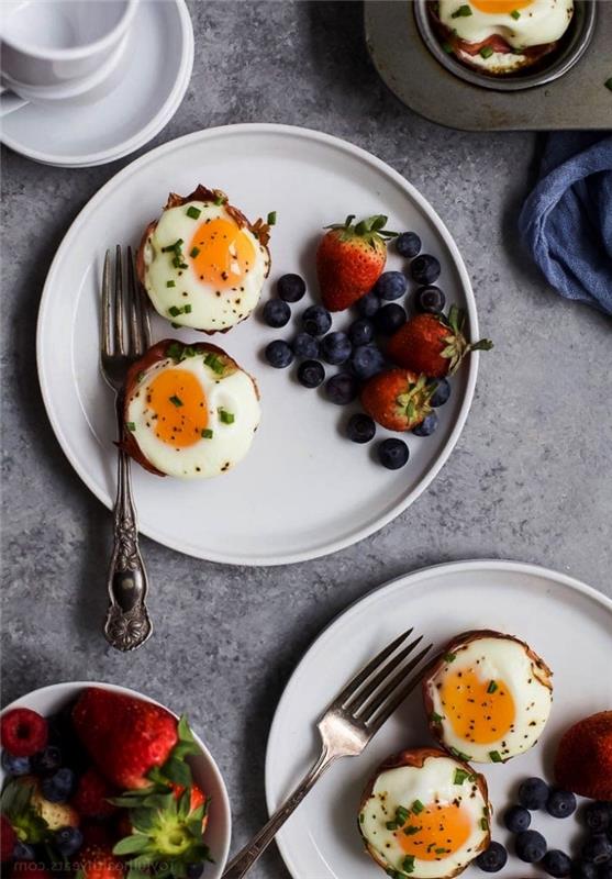recept s vajíčkami na proteínové raňajky z chrumkavej slaniny a vajec, slaniny a vaječných pohárov