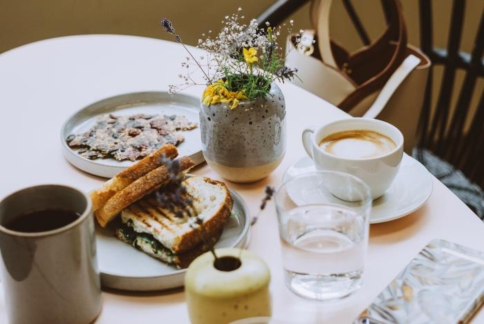 frukostbord bukett blommor grå vas mugg jordfärg te rund tallrik trendig porslin