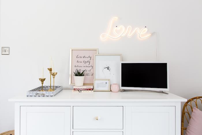 Šedá a ružová myšlienka deco púdrovo ružová staroružová farba biela a ružová fantastický kútik krásy neónového nápisu