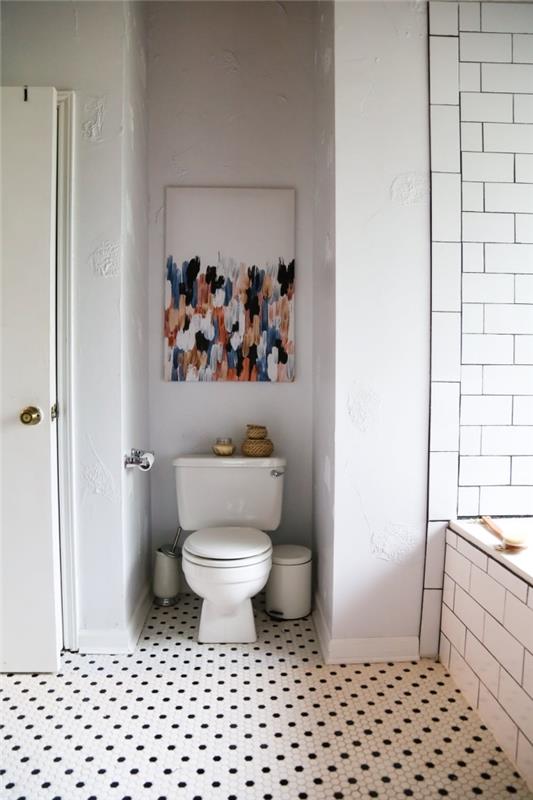malý priestorový dekor toalety, ako zariadiť bielu kúpeľňu s bielymi dlaždicami s čiernymi bodkami