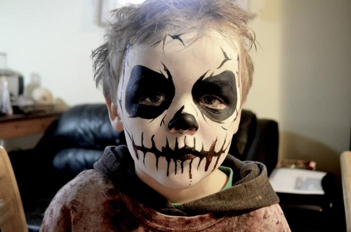 chlapec halloween make -up, čierne pery s vyrysovanými zubami, kruhy okolo očí