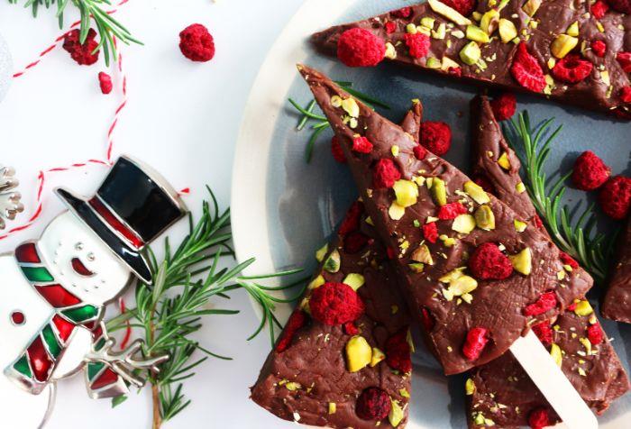 liten julkaka exempel på fudge pistagenötter hallon choklad jul dessert idé ah gourmet choklad