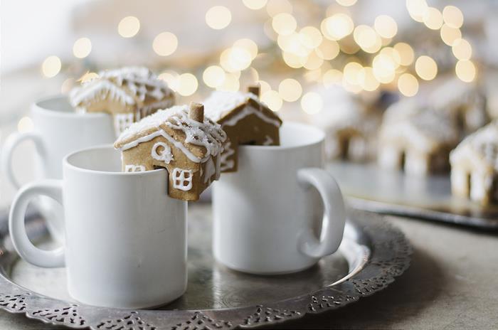 hemlagad varm chokladservering med lite julkaka, julkryddor till ditt julmat
