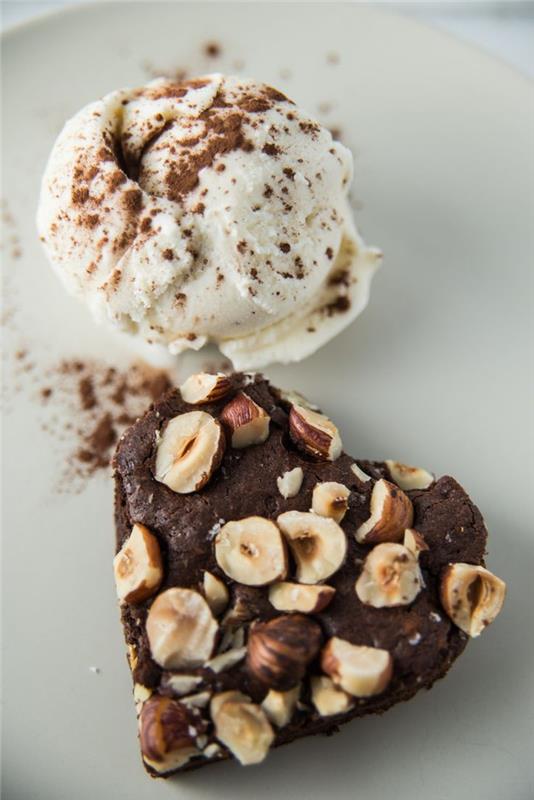 rýchly a ľahký valentínsky dezert z čokoládového, kávového a orieškového brownies v tvare srdca