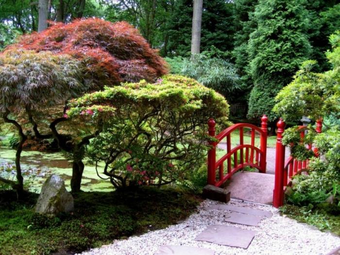liten-japansk-trädgård-zen-stenar-japansk-trädgård-röd-bro
