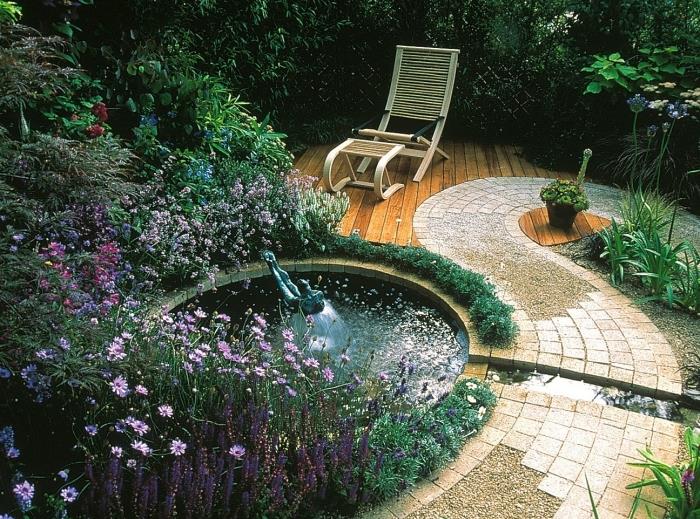 كيف ترتب حديقتك ، نموذج حديقة صغيرة مع شرفة خشبية وبركة صغيرة مستديرة ، ديكور زن الفناء الخلفي