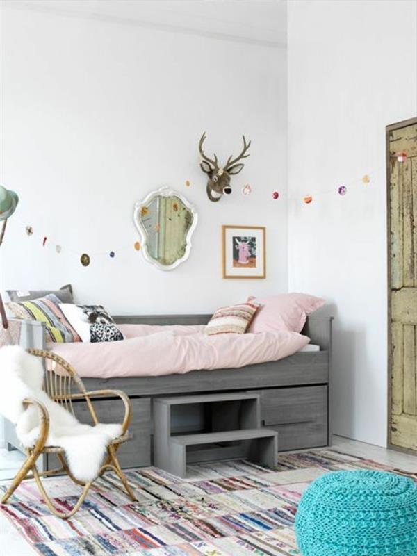 سرير اطفال صغير مع ادراج ملونة سجادة اطفال غرفة نوم بالنش