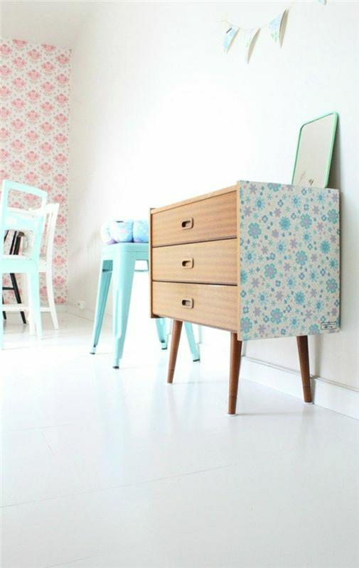 små-trämöbler-blå-plast-stol-vit-rosa-vägg-barnrum
