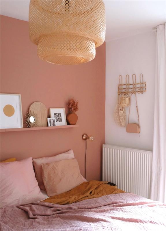 malé slnečné zrkadlové maľovanie prášok ružová terakotová farba posteľná bielizeň horčica žltá kombinácia farieb interiérová dekorácia spálňa