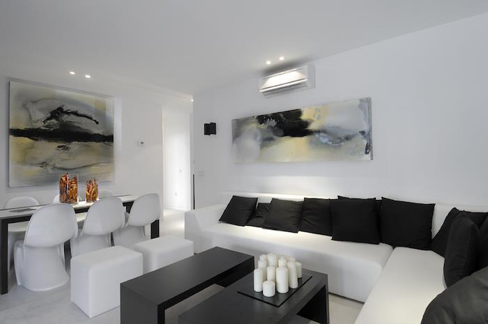 striedma a minimalistická obývačka s čiernobielym dizajnovým dekorom