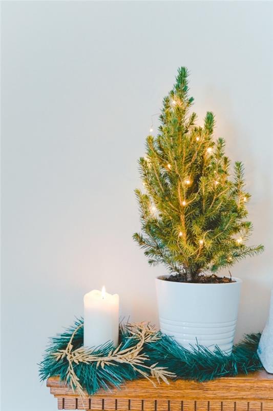 exempel på minimalistisk juldekoration i ett vitt rum möblerat med trämöbler, trendig juldekor 2019