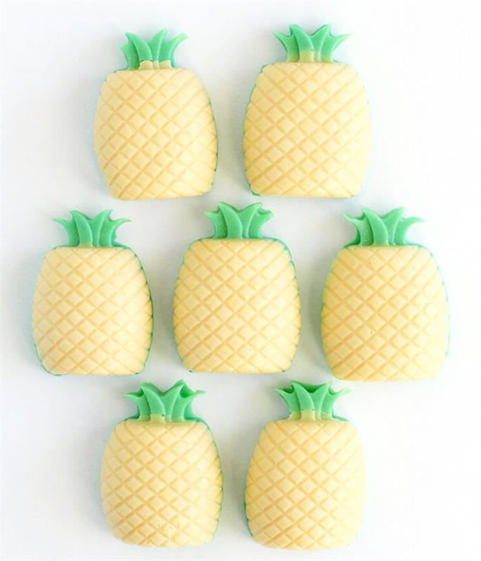 ručne vyrábané mydlo v tvare ananásu v ananásovej forme zelenej a žltej farby, jednoduché a rýchle kutilstvo
