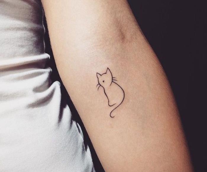 liten tatuering kvinna katt silhuett kattunge arm idé tatuering diskret