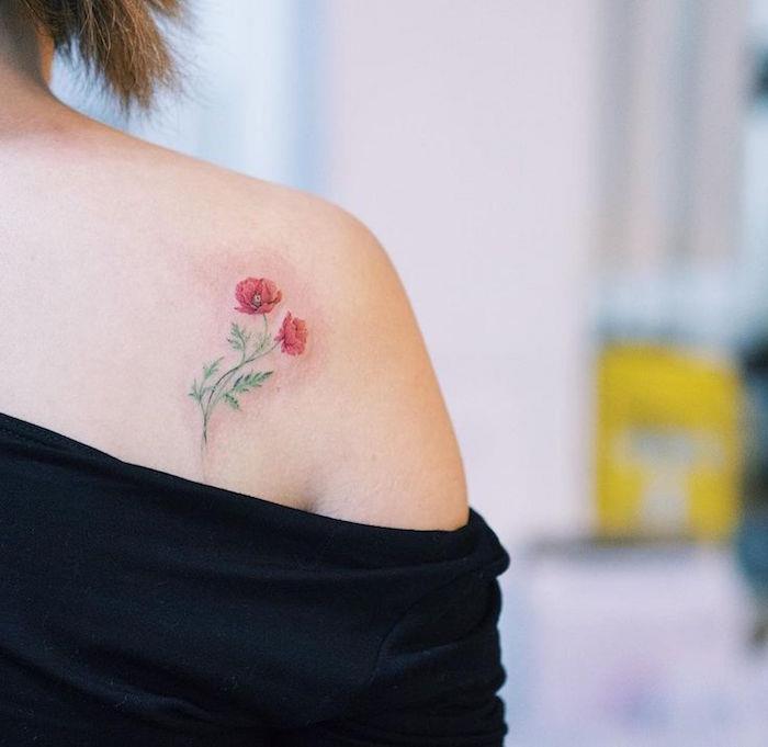 Liten färgad vallmo -tatuering på kvinnans axel, vallmo -tatuering på kvinnans axel