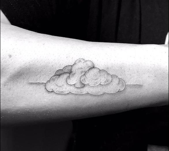 jednoduchý nápad cloud tetovanie predlaktia muž s diskrétnym tieňovaním