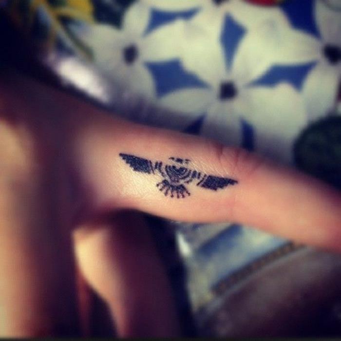 minimalistisk fingertatuering, manstatuering med fågelmotiv