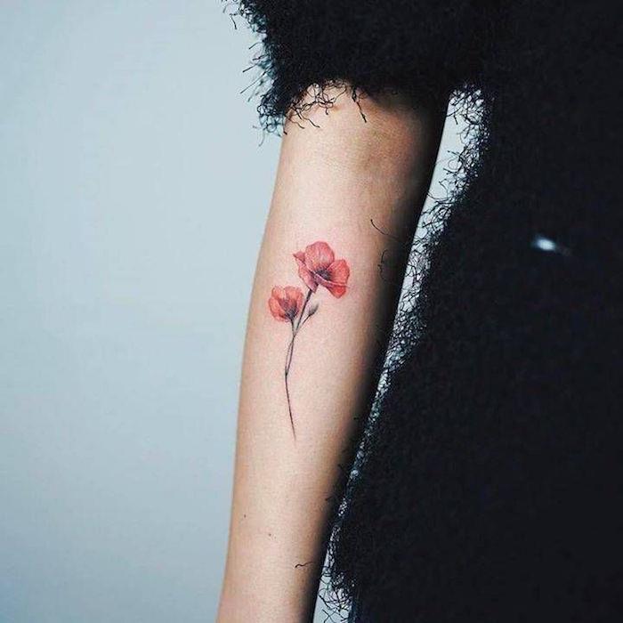 Realistisk lättnad vallmo blomma tatuering steg på armen