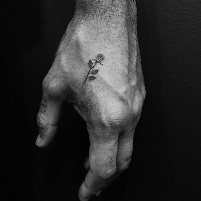 de vackraste tatueringar, man hand, miniatyr ros, man tatuering på fingret