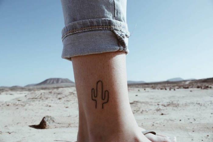 Minimalistické nápady na tetovanie kaktusom na nohe