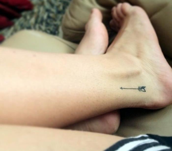 nápad na malé diskrétne tetovanie šípom na nohe inšpirácia tetovaním